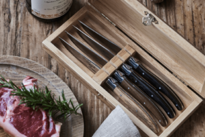 Firmajulegave 2017 - Laguiole Le Couteau 4 stk håndlavede grillknive er en vælg selv firmajulegave til 400 kr